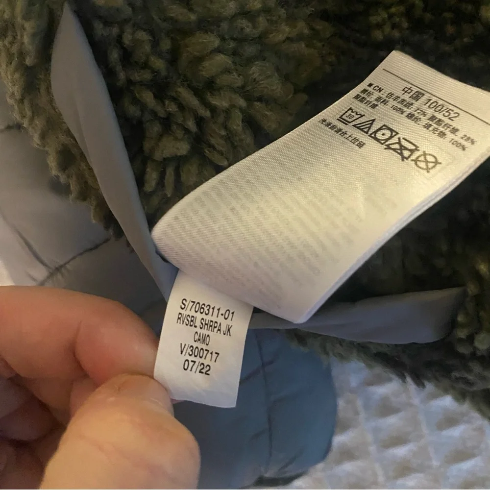 GAP reversible grey and camo Sherpa jacket kids size 3Y